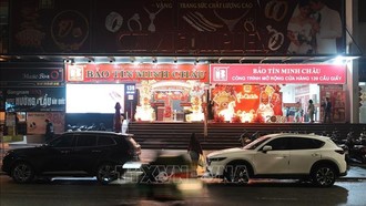 Nhiều người đã có mặt từ sớm, chờ đến lượt giao dịch trong ngày vía Thần Tài. Ảnh TTXVN