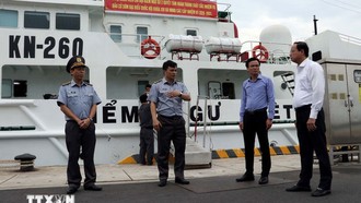 Đồng chí Nguyễn Văn Thọ, Phó Chủ tịch Thường trực Hội đồng Nhân dân, Phó Chủ tịch Thường trực Ủy ban bầu cử Thành phố Hồ Chí Minh kiểm tra công tác chuẩn bị phục vụ bầu bầu cử sớm tại tàu Kiểm ngư 260. (Ảnh: Đoàn Mạnh Dương/TTXVN)