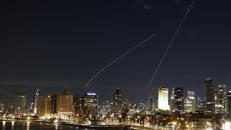 Vệt sáng do tên lửa đánh chặn phóng từ hệ thống phòng không của Israel ở Tel Aviv, ngày 1/3/2026. Ảnh minh họa: THX/TTXVN