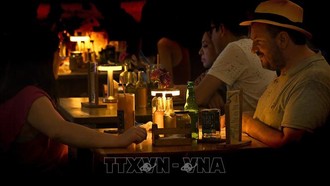 Người dân dùng bữa trong khách sạn phải thắp đèn chạy bằng pin khi sự cố mất điện xảy ra ở thủ đô Havana, Cuba. Ảnh tư liệu: THX/TTXVN