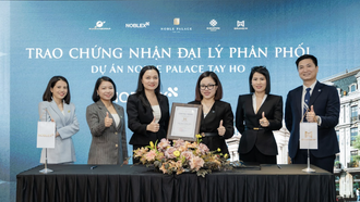 Đại diện NobleX Group trao Chứng nhận Tổng Đại lý cho Grand M