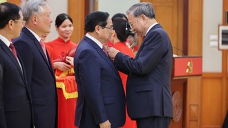 Tổng Bí thư Tô Lâm trao Huân chương Quân công và Huy hiệu Đảng tặng các đồng chí lãnh đạo, nguyên lãnh đạo