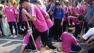 Học sinh hào hứng tham gia các trò chơi tìm hiểu về lịch sử triều Nguyễn và công cuộc cải cách của hoàng đế Minh Mạng. 