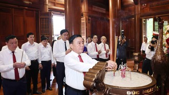 Thường trực Ban Bí thư Trần Cẩm Tú dâng hương tưởng niệm Chủ tịch Hồ Chí Minh tại tỉnh Nghệ An