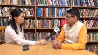 Giáo sư Harsh V. Pant, Phó Chủ tịch Quỹ Nghiên cứu Nhà quan sát (ORF) trả lời phỏng vấn của phóng viên. Ảnh: Quang Trung/PV TTXVN tại Ấn Độ