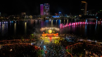 Trình diễn nhạc nước Halo Bay Show tại Khu đô thị vịnh biển Halong Marina (phường Bãi Cháy, Quảng Ninh) 