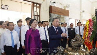 Tổng Bí thư, Chủ tịch nước Tô Lâm dâng hương tưởng niệm Chủ tịch Hồ Chí Minh tại Thái Lan