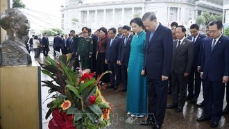Tổng Bí thư, Chủ tịch nước Tô Lâm dâng hoa tưởng niệm Chủ tịch Hồ Chí Minh tại Singapore