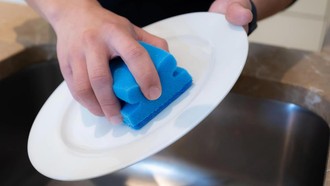 Vi nhựa có thể phát tán ra môi trường từ việc rửa bát?!