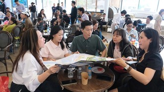 Chị Thu Hương (áo trắng thứ hai từ trái sang) ấn tượng với tiến độ thi công của dự án khi tham quan thực tế