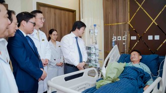 TS Nguyễn Trọng Diện - Giám đốc Sở Y tế Hà Nội thăm hỏi bệnh nhân sau ca phẫu thuật tại Vinmec Smart City.
