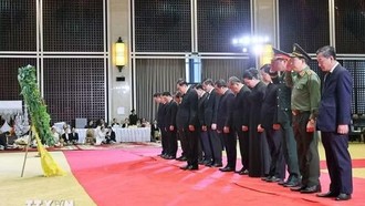 Chủ tịch Quốc hội Trần Thanh Mẫn viếng đồng chí Saysomphone Phomvihane