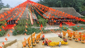 Fansipan cũng đặc biệt thu hút du khách với Lễ hội Thổ cẩm lần đầu tiên được tổ chức tại Bản Mây. 