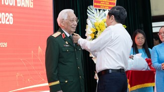 Chủ tịch Quốc hội Trần Thanh Mẫn trao Huy hiệu Đảng tặng các đồng chí lão thành cách mạng