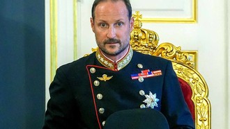 Thái tử Haakon VIII trở thành Nhà vua Na Uy