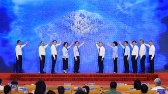 Lãnh đạo UBND thành phố Hà Nội và các chủ đầu tư thực hiện nghi lễ khởi công, khánh thành các dự án, công trình tiêu biểu trên địa bàn.
