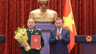 Tổng Bí thư, Chủ tịch nước Tô Lâm trao Quyết định thăng Quân hàm Thượng tướng cho Phó Tổng Tham mưu trưởng Quân đội nhân dân Việt Nam Lê Quang Đạo