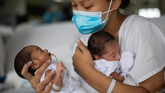 Nhật Bản đẩy nhanh kế hoạch miễn phí sinh con từ năm tài khóa 2027