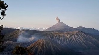 Indonesia cảnh báo nguy cơ từ 3 núi lửa cùng hoạt động