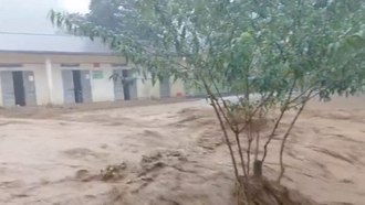 Nước lũ đổ về.