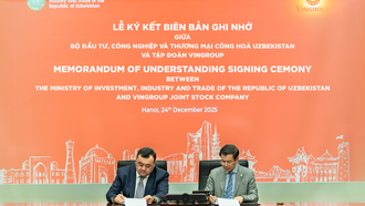 Ông Kasimov Ilzat Ablaxatovich, Thứ trưởng bộ Đầu tư, Công nghiệp và Thương mại Uzbekistan (bên trái) và Ông Nguyễn Việt Quang, Phó Chủ tịch kiêm Tổng Giám đốc Tập đoàn Vingroup (bên phải) tại buổi ký kết biên bản ghi nhớ hợp tác.