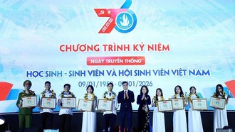 Các sinh viên đạt danh hiệu “Sinh viên 5 tốt” cấp Trung ương năm học 2024 - 2025. Ảnh: Tuấn Anh/TTXVN.