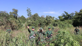 Bộ đội Biên phòng tổ chức đi tuần tra bảo vệ biên giới. 
