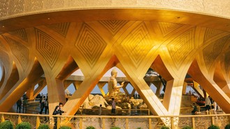 Vườn Ưu đàm và tượng Phật Câu Na Hàm Mâu Ni trong sắc vàng hoàng kim. Ảnh: Sun World Ba Den Mountain