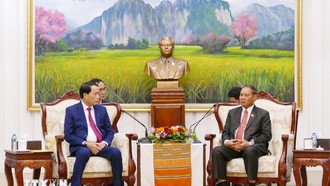 Đại tướng Vilay Lakhamfong, Ủy viên Bộ Chính trị, Thường trực Ban Bí thư (phải) tiếp Thượng tướng Lê Quốc Hùng, Ủy viên Trung ương Đảng, Thứ trưởng Bộ Công an Việt Nam sang chúc mừng