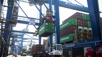 Bốc dỡ hàng hóa trên Cảng Cát Lái (phường Cát Lái) thuộc hệ thống Cảng biển Thành phố Hồ Chí Minh. Ảnh: Hồng Đạt/TTXVN