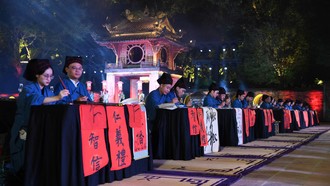 Các thầy đồ cho chữ tại không gian Văn Miếu-Quốc Tử Giám. 