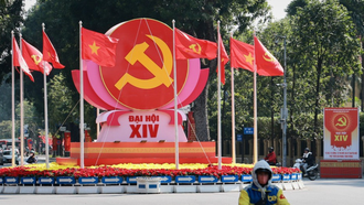 Biểu tượng búa liềm, cờ Đảng, cờ Tổ quốc được bố trí trang trọng tại nút giao Điện Biên Phủ-Độc Lập-Chu Văn An, chào mừng Đại hội đại biểu toàn quốc lần thứ XIV của Đảng.