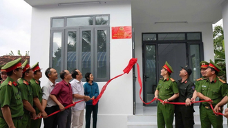 Công an tỉnh Khánh Hòa bàn giao nhà cho người dân vùng lũ. 