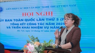 Chủ tịch Hội Văn học Nghệ thuật tỉnh Đắk Lắk Niê Thanh Mai trình bày tham luận
