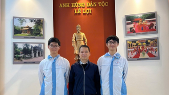 Thầy giáo Bùi Văn Bình, giáo viên môn Toán Trường THPT chuyên Lam Sơn chụp ảnh cùng Phúc Khánh (bên trái) và Vĩnh Kỳ.