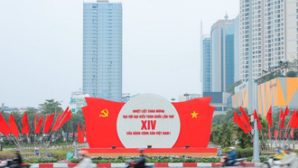 Khẩu hiệu, biểu trưng Đại hội nổi bật giữa dòng xe qua lại trên đường phố Hà Nội.