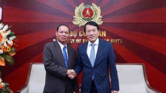 Đại tướng Lương Tam Quang, Bộ trưởng Bộ Công an Việt Nam với Thường trực Ban Bí thư Trung ương Đảng Nhân dân Cách mạng Lào Vilay Lakhamphong.