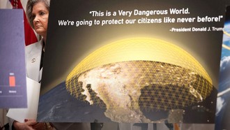 Chánh văn phòng Nhà trắng Susie Wiles đứng sau màn hình minh họa hệ thống phòng thủ lửa Golden Dome trong khi Tổng thống Mỹ Donald Trump phát biểu tại một cuộc họp báo tháng 5/2025.