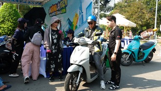 Người dân háo hức đến trải nghiệm các mẫu xe điện VinFast tại sự kiện “Đổi xăng lấy điện - Cùng VinFast kiến tạo tương lai xanh”