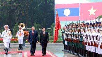 Tổng Bí thư Tô Lâm và Tổng Bí thư, Chủ tịch nước Lào Thongloun Sisoulith duyệt Đội danh dự Quân đội nhân dân Việt Nam.