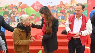 Từ 24-25 tháng 1/2026, SABECO cùng đại diện UB TW MTTQVN và chính quyền địa phương tỉnh Nghệ An và Hà Tĩnh đã phối hợp trao tặng 800 phần quà mang thông điệp “Chung Vị Tết Việt” cho người dân.