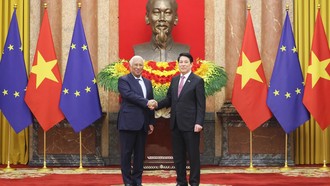 Chủ tịch nước Lương Cường với Chủ tịch Hội đồng châu Âu António Costa tại Phủ Chủ tịch. Ảnh: Lâm Khánh/TTXVN.