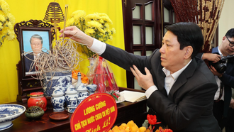 Chủ tịch nước Lương Cường dâng hương tưởng nhớ Chủ tịch nước Trần Đức Lương. 