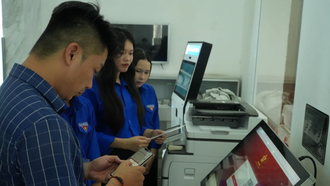 Hỗ trợ người dân khi làm thủ tục trực tuyến.