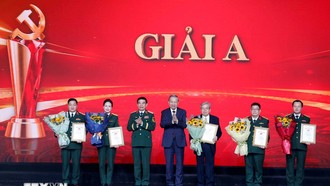 Tổng Bí thư Tô Lâm, Bí thư Quân ủy Trung ương và Đại tướng Phan Văn Giang, Ủy viên Bộ Chính trị, Phó Bí thư Quân ủy Trung ương, Bộ trưởng Bộ Quốc phòng trao giải A cho tác giả và nhóm tác giả. Ảnh: Thống Nhất/TTXVN