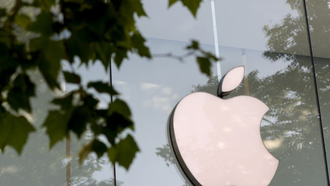 Biểu tượng Apple tại cửa hàng ở Brussels, Bỉ. 