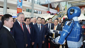 Tổng Bí thư Tô Lâm tham quan triển lãm thành tựu phát triển khoa học, công nghệ và đổi mới sáng tạo và chuyển đổi số của Chính phủ.