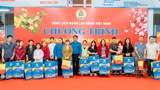 Lễ tiễn đoàn viên, công nhân lao động về quê đón Tết trên “Chuyến tàu Công đoàn-Xuân 2026”.