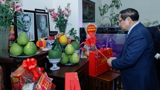 Thủ tướng dâng hương tưởng nhớ cố Tổng Bí thư Nguyễn Văn Linh. Ảnh: VGP/Nhật Bắc