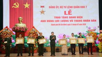 Thừa ủy quyền của Chủ tịch nước, Thượng tướng Nguyễn Văn Gấu trao Bằng danh hiệu Anh hùng Lực lượng vũ trang nhân dân cho các đồng chí và thân nhân các đồng chí. Nguồn: báo Quân đội Nhân dân